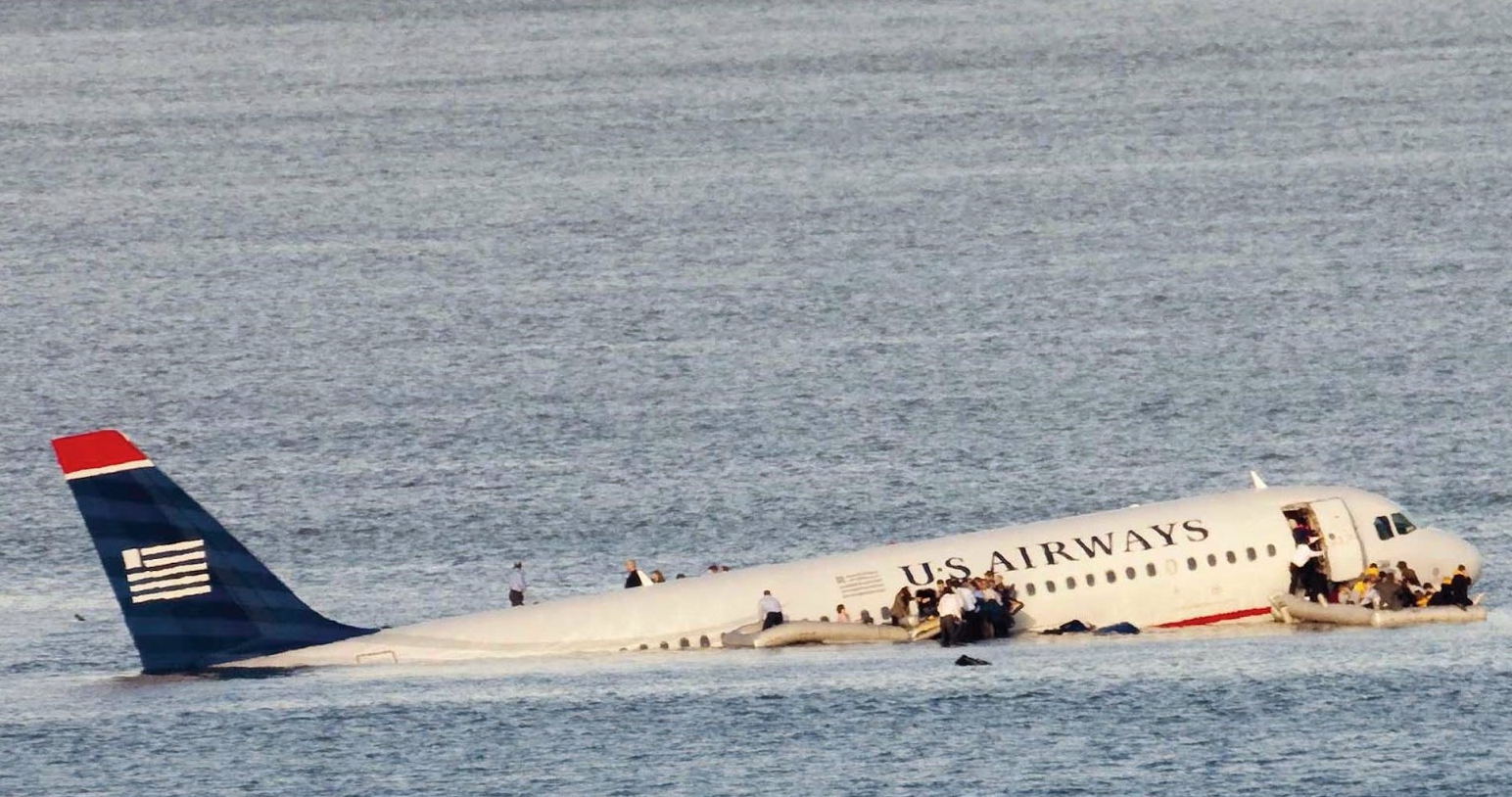 Самолет приземляющийся на воду. Аварийная посадка a320 на Гудзон. Us Airways Flight 1549. Авиакатастрофа на Гудзоне 2009. 15 Января 2009 авиакатастрофа Гудзон.